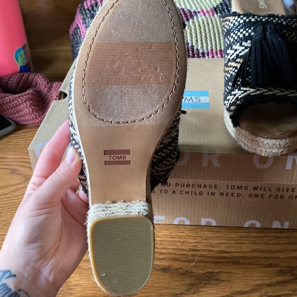 TOMS size 8 sandal - Picture 4 of 4